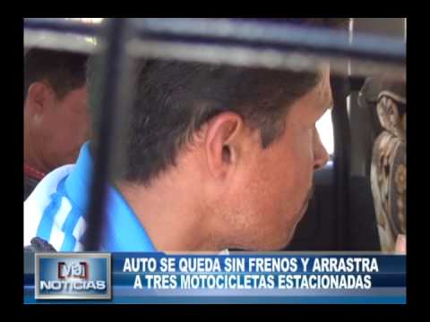 Auto se queda sin frenos y arrastra a tres motocicletas estacionadas Auto se queda sin frenos y arrastra a tres motocicletas estacionadas