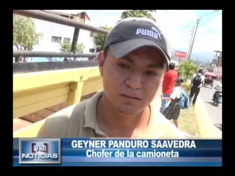 Camioneta impacta contra poste de alumbrado público Camioneta impacta contra poste de alumbrado público