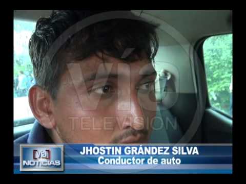 Auto se despista y vuelca por no chocar con bus