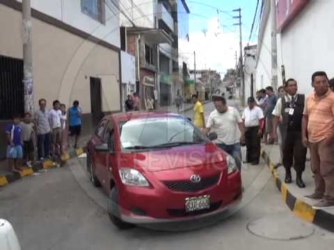 Camioneta choca contra auto en la Plaza Mayor de Tarapoto Camioneta choca contra auto en la Plaza Mayor de Tarapoto