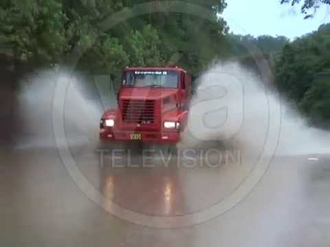 Rio Mayo se desborda en la carretera, puente Colombia – Shapaja Rio Mayo se desborda en la carretera, puente Colombia – Shapaja