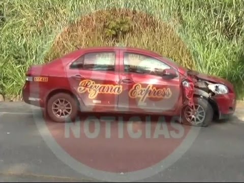 Auto embiste a motocar en carretera FBT Auto embiste a motocar en carretera FBT