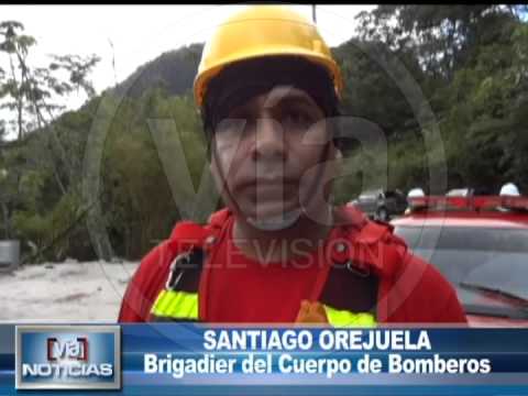 Bomberos trabajan solos en la zona de derrumbe Bomberos trabajan solos en la zona de derrumbe