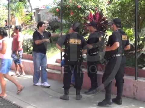 Pandilleros destrozan puerta en vivienda de ingeniero Pandilleros destrozan puerta en vivienda de ingeniero