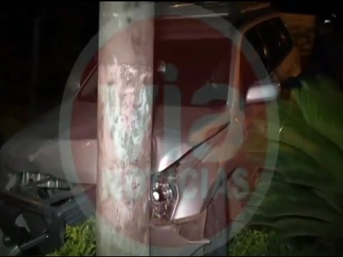 Camioneta se empotra contra poste de concreto en Av. Circunvalación Camioneta se empotra contra poste de concreto en Av. Circunvalación