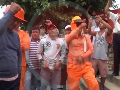 Obreros de construcción civil realizan plantón frente a la I.E Tarapoto Obreros de construcción civil realizan plantón frente a la I.E Tarapoto