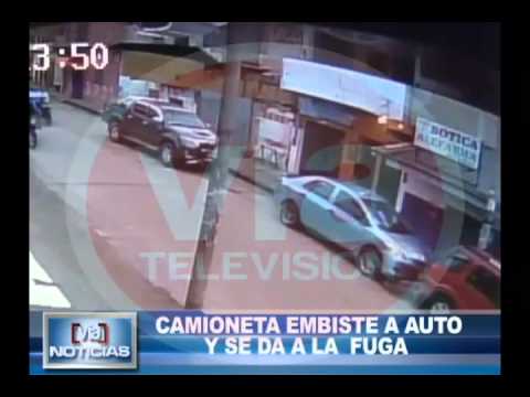 Camioneta embiste a auto y se da a la fuga Camioneta embiste a auto y se da a la fuga