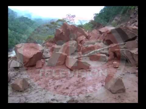 Continúan desprendimiento de rocas en carretera a Chazuta Continúan desprendimiento de rocas en carretera a Chazuta