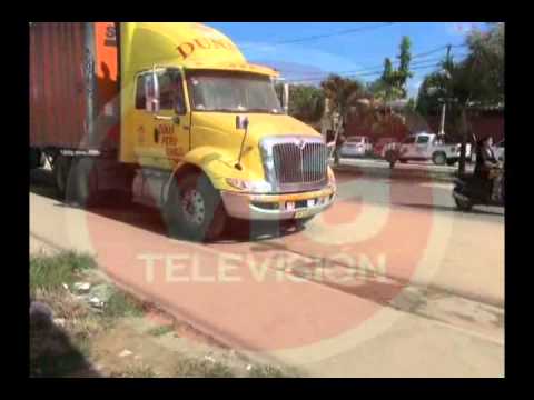 Camión mal estacionado frente a radio patrulla genera malestar a vecinos Camión mal estacionado frente a radio patrulla genera malestar a vecinos