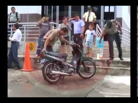 Motocicleta por poco se incendia a consecuencia de circuito Motocicleta por poco se incendia a consecuencia de circuito