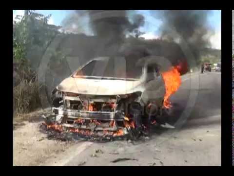 Auto se incendia en plena marcha cerca de Juan Guerra Auto se incendia en plena marcha cerca de Juan Guerra