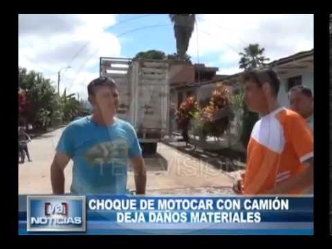 Choque de motocar con camión deja daños materiales Choque de motocar con camión deja daños materiales