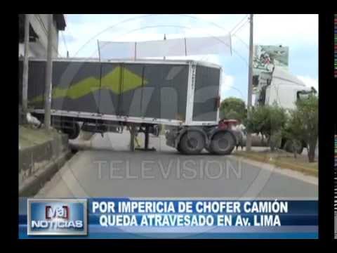 Por impericia de chofer camión queda atravesado en av. Lima Por impericia de chofer camión queda atravesado en av. Lima