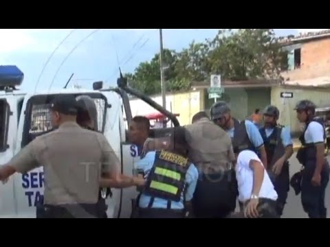 Barrista de la “U” casi agarra a botellazos a serenos y policías Barrista de la “U” casi agarra a botellazos a serenos y policías