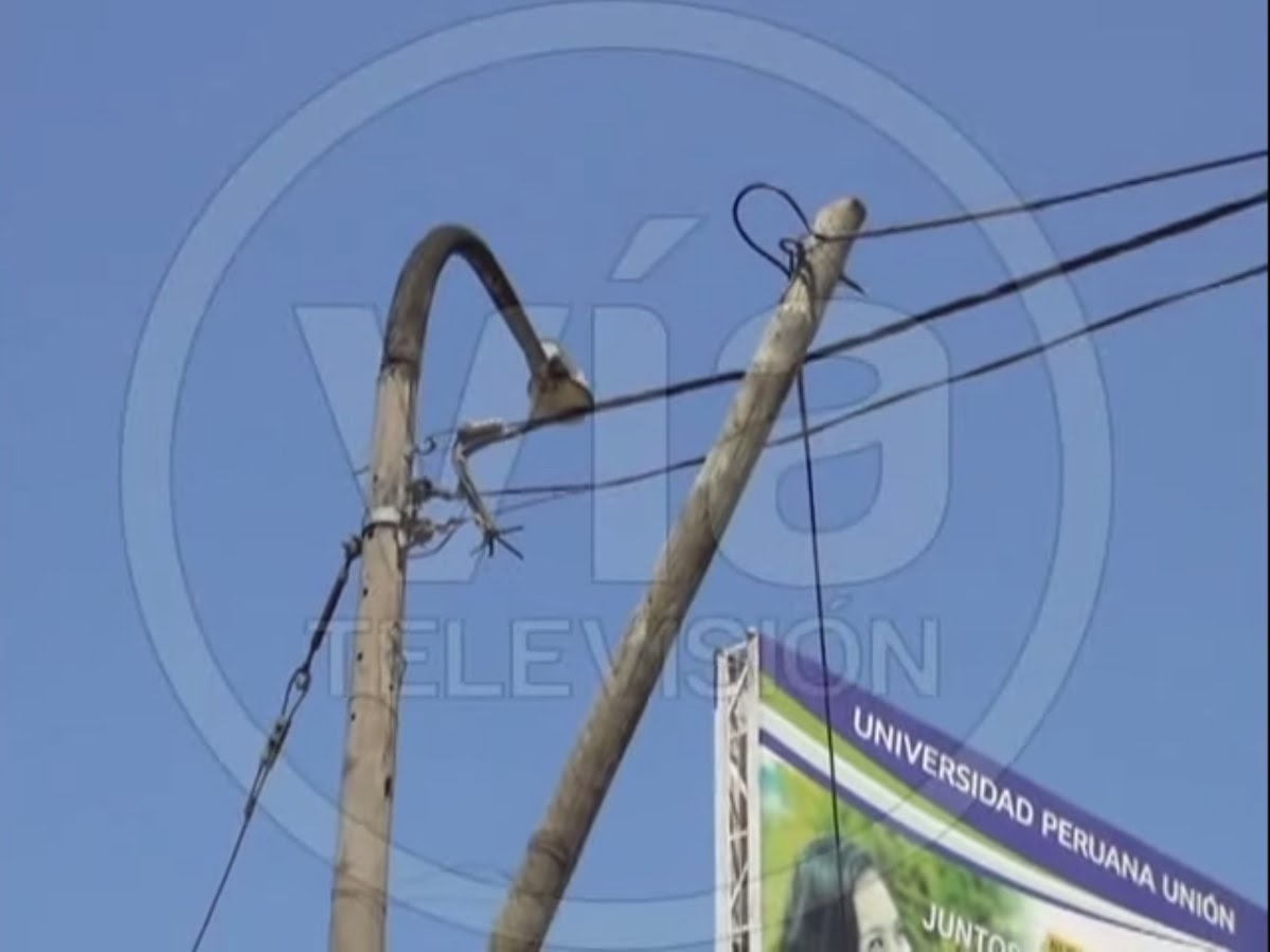 Poste de madera a punto de venirse abajo frente a cine en Morales Poste de madera a punto de venirse abajo frente a cine en Morales