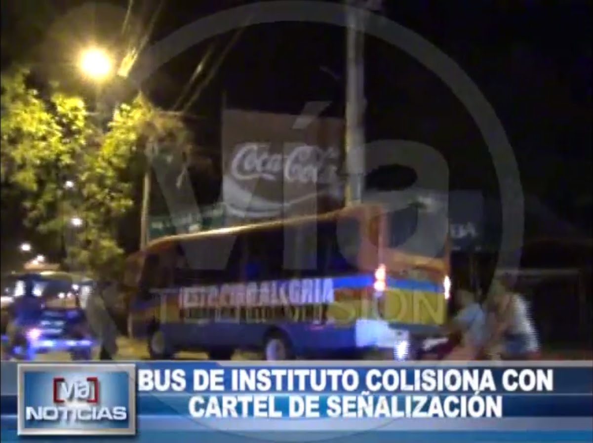 Bus que traslada estudiantes colisiona con cartel de señalización Bus que traslada estudiantes colisiona con cartel de señalización