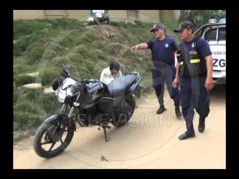 Motociclista al parecer ebrio se despista y resulta herido Motociclista al parecer ebrio se despista y resulta herido