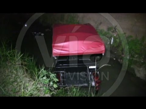 Mototaxista termina en zanja tras ser impactado por motocicleta Mototaxista termina en zanja tras ser impactado por motocicleta