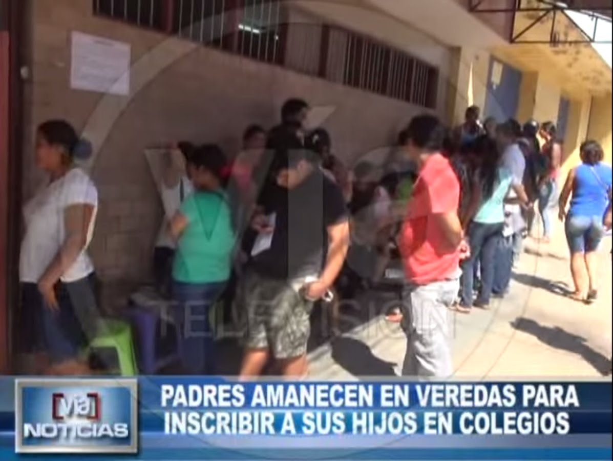 Padres de familia amanecen en veredas para inscribir a sus hijos en colegios Padres de familia amanecen en veredas para inscribir a sus hijos en colegios