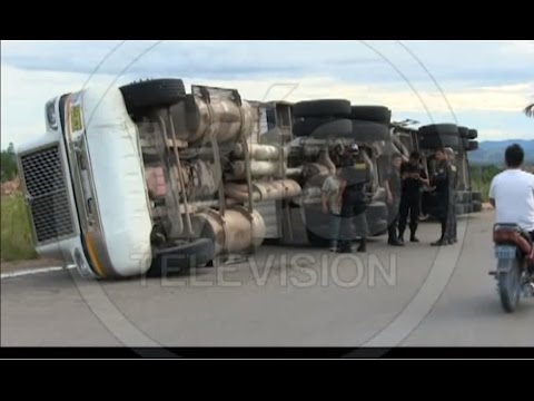 Camión cargado de 30 tns. de café vuelca cerca del puente Atumpampa Camión cargado de 30 tns. de café vuelca cerca del puente Atumpampa