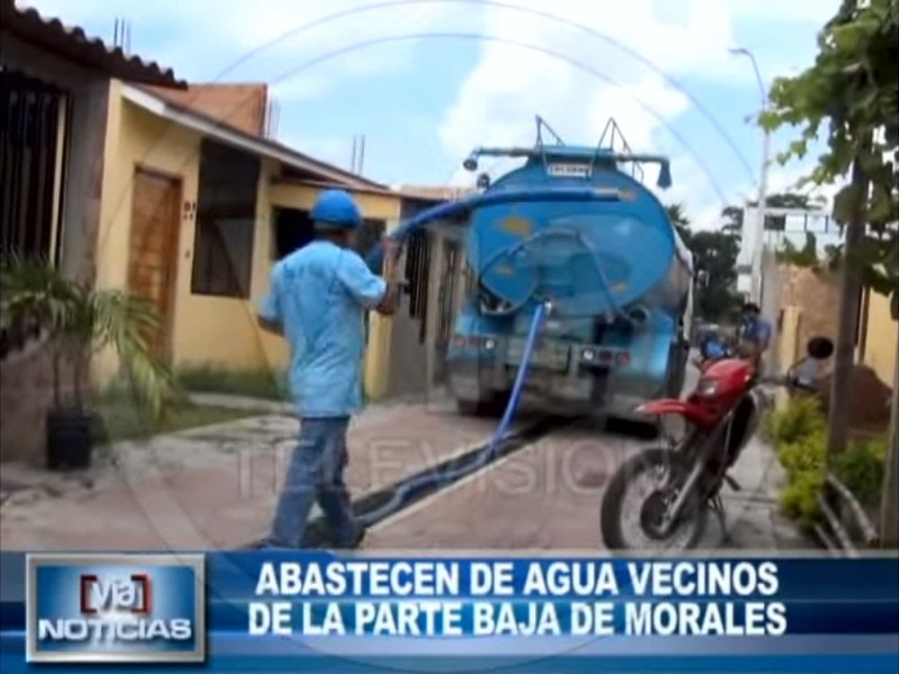 Abastecen de agua vecinos de la parte baja de Morales Abastecen de agua vecinos de la parte baja de Morales