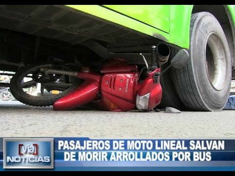 Pasajeros de moto lineal salvan de morir arrollados por bus Pasajeros de moto lineal salvan de morir arrollados por bus