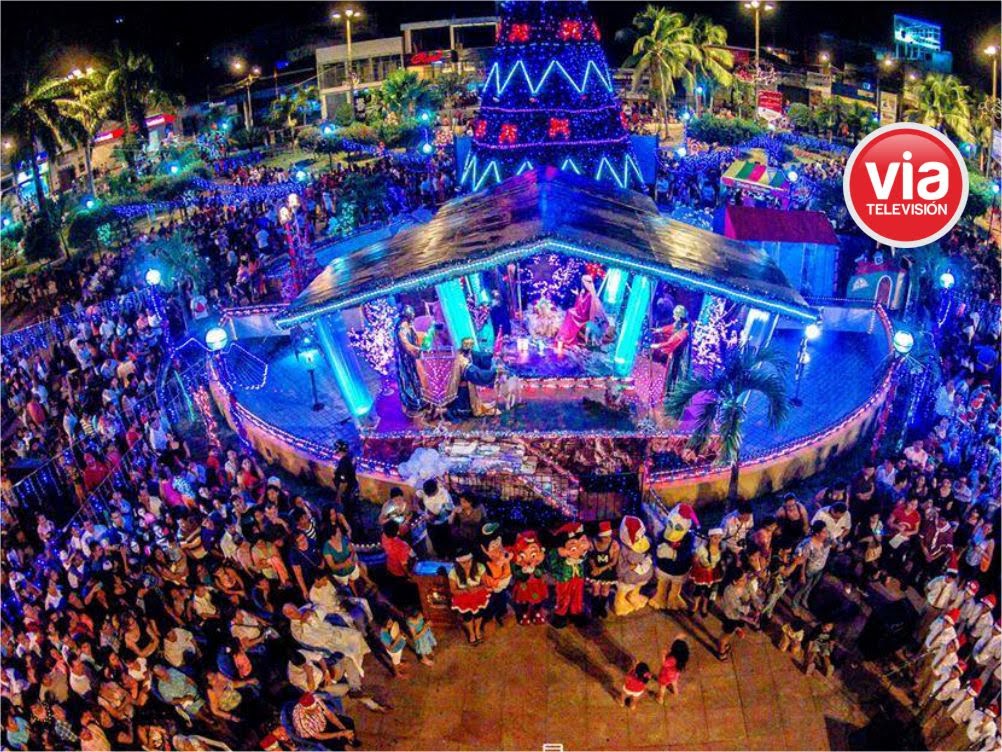 Encienden luces de árbol navideño en plaza de Tarapoto