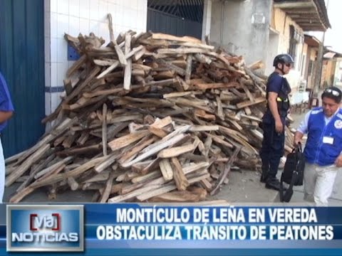 Montículo de leña en vereda obstaculiza tránsito de peatones Montículo de leña en vereda obstaculiza tránsito de peatones