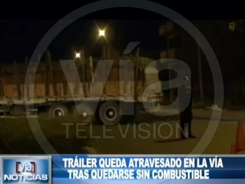 Tráiler queda atravesado en la vía tras quedarse sin combustible Tráiler queda atravesado en la vía tras quedarse sin combustible
