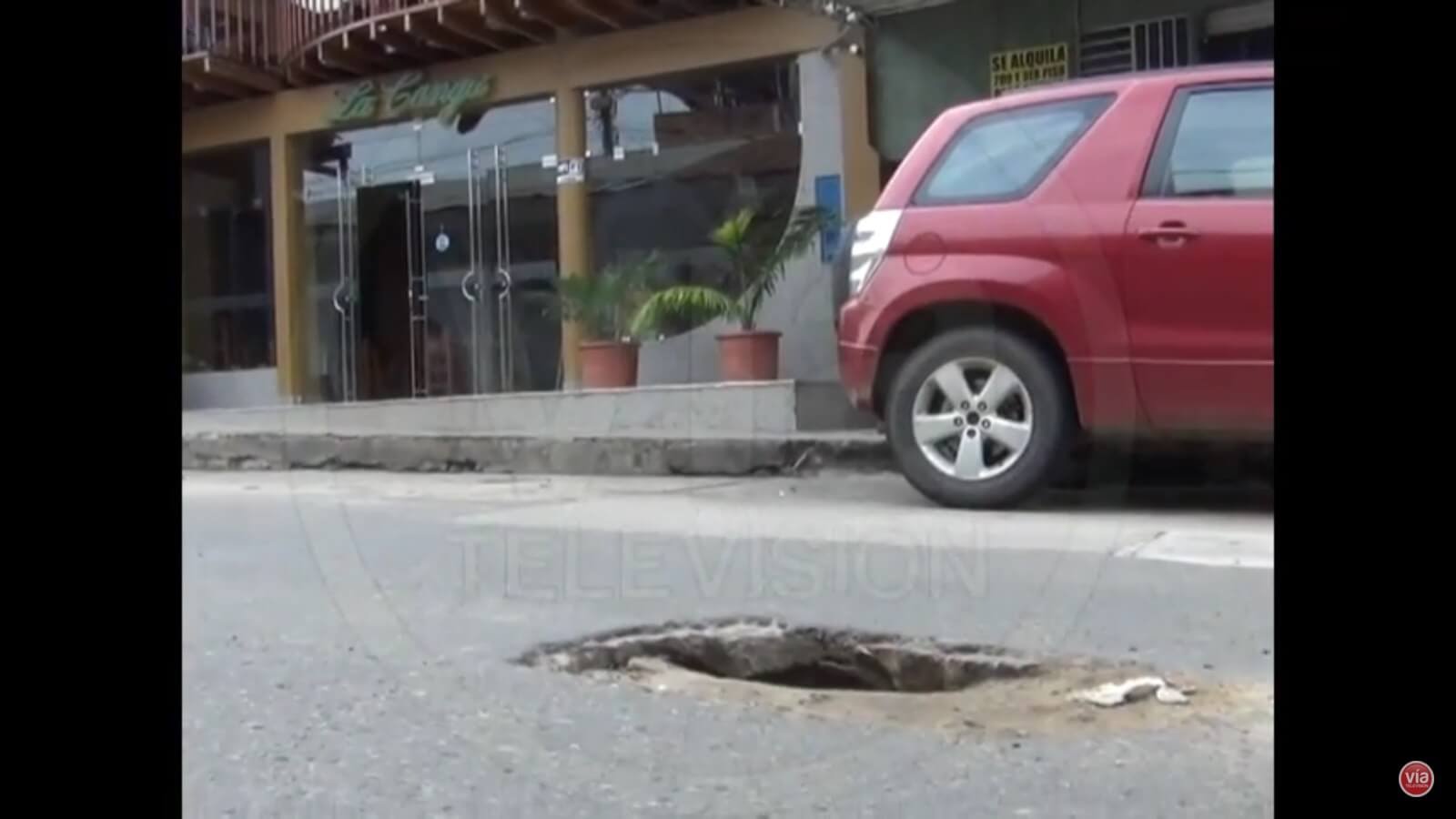 Bache en calle céntrica de Tarapoto causa malestar en vecinos Bache en calle céntrica de Tarapoto causa malestar en vecinos