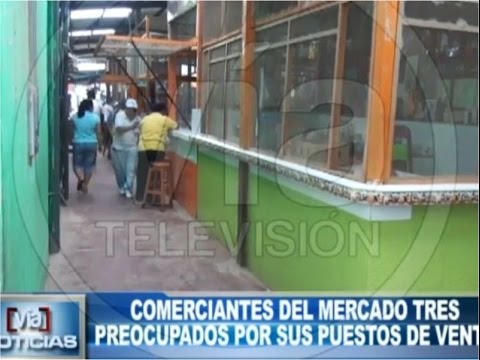 Comerciantes del mercado tres preocupados por sus puestos de venta Comerciantes del mercado tres preocupados por sus puestos de venta