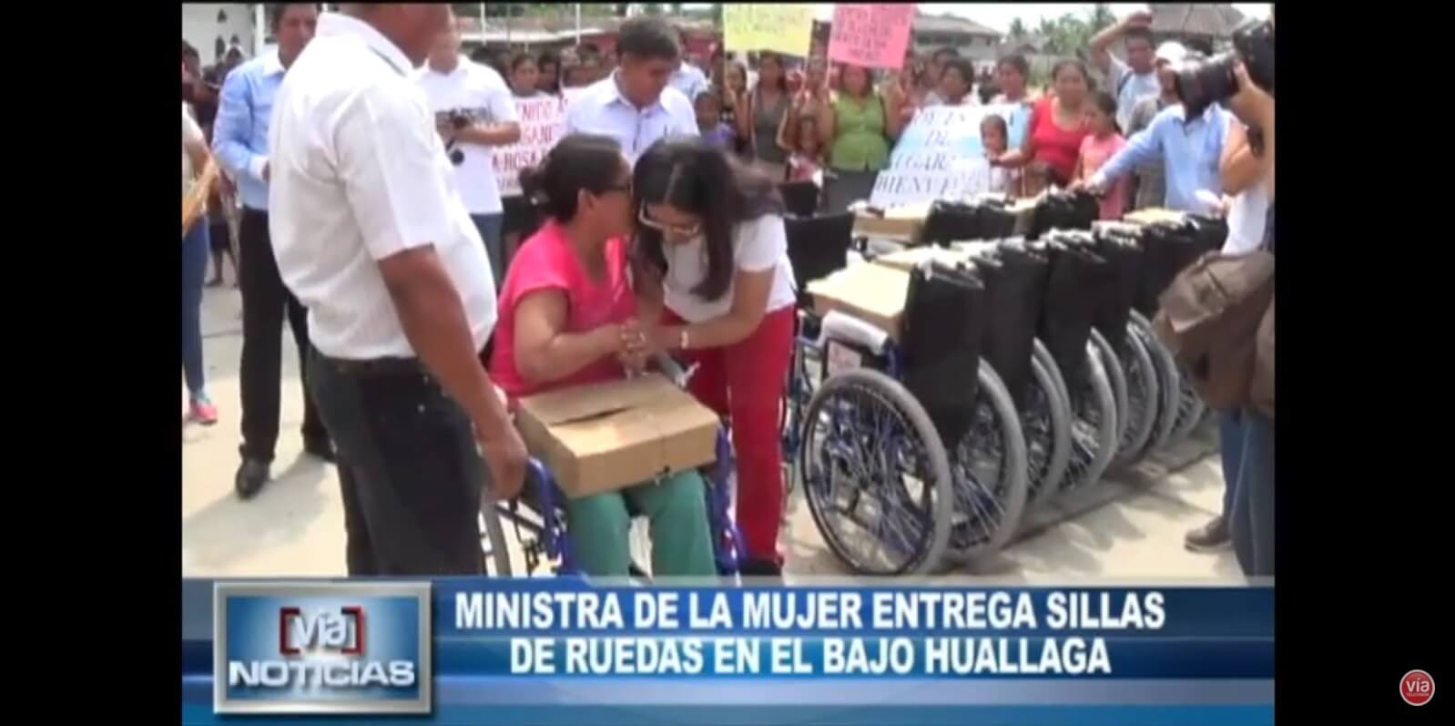 Ministra de la mujer entrega sillas de ruedas en el Bajo Huallaga