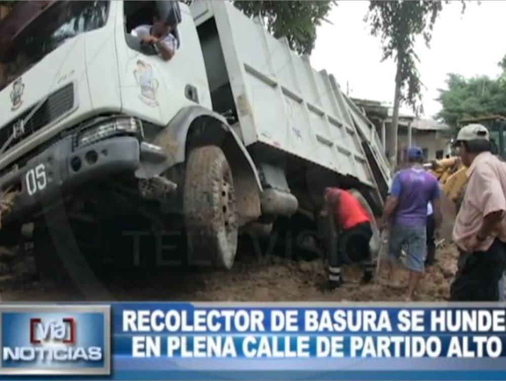 Recolector de basura se hunde en plena calle de Partido Alto Recolector de basura se hunde en plena calle de Partido Alto