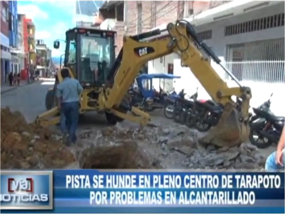 Pista se hunde en pleno centro de Tarapoto por problemas en alcantarillado Pista se hunde en pleno centro de Tarapoto por problemas en alcantarillado