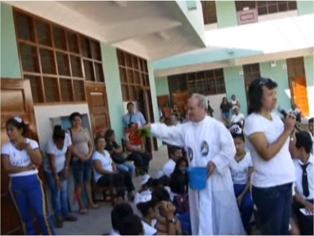 Realizan misa en el interior del Colegio Elsa Perea Flores Realizan misa en el interior del Colegio Elsa Perea Flores
