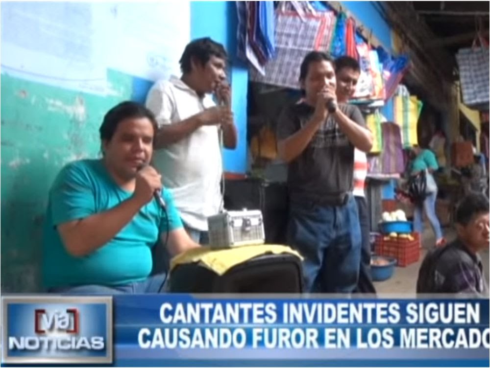 Tarapoto: Cantantes invidentes siguen causando furor en los mercados