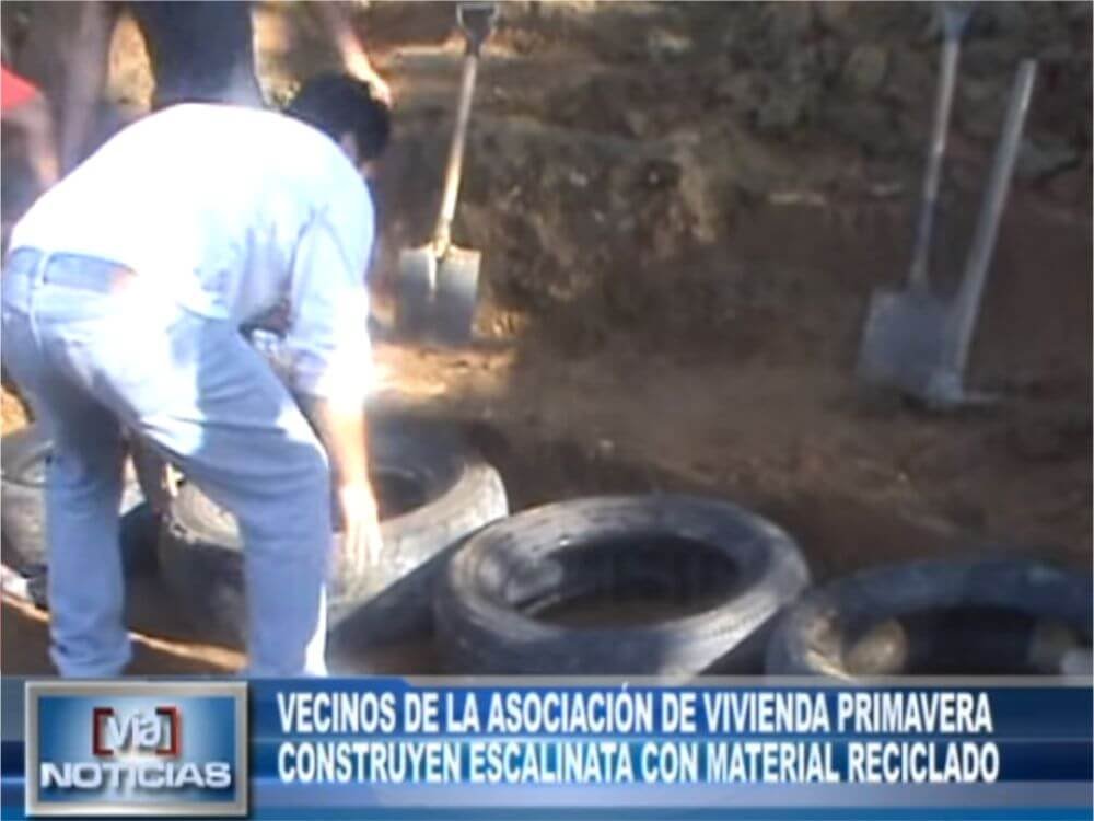 Vecinos de la AA.VV Primavera construyen escalinata con material reciclado Vecinos de la AA.VV Primavera construyen escalinata con material reciclado