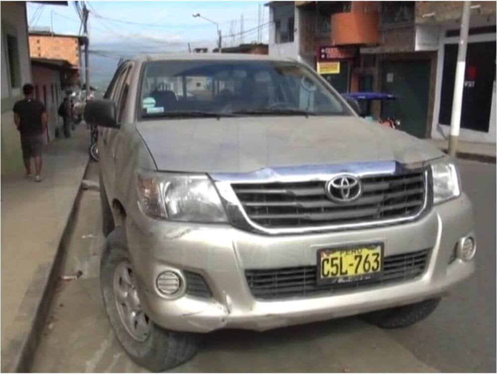 Choque de moto contra camioneta deja dos heridos en la Av. Lima Choque de moto contra camioneta deja dos heridos en la Av. Lima