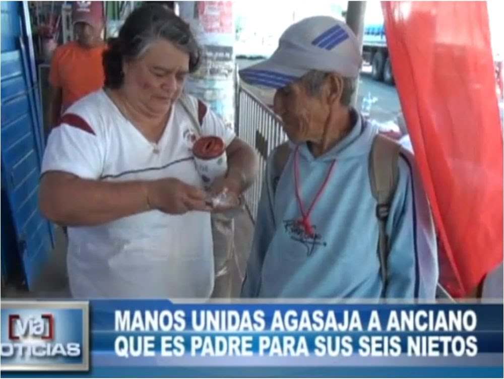 Manos unidas agasaja a anciano que es padre para sus seis nietos Manos unidas agasaja a anciano que es padre para sus seis nietos