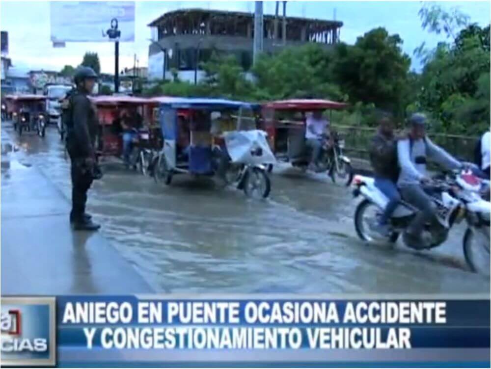 Aniego en puente ocasiona accidente y congestionamiento vehicular Aniego en puente ocasiona accidente y congestionamiento vehicular