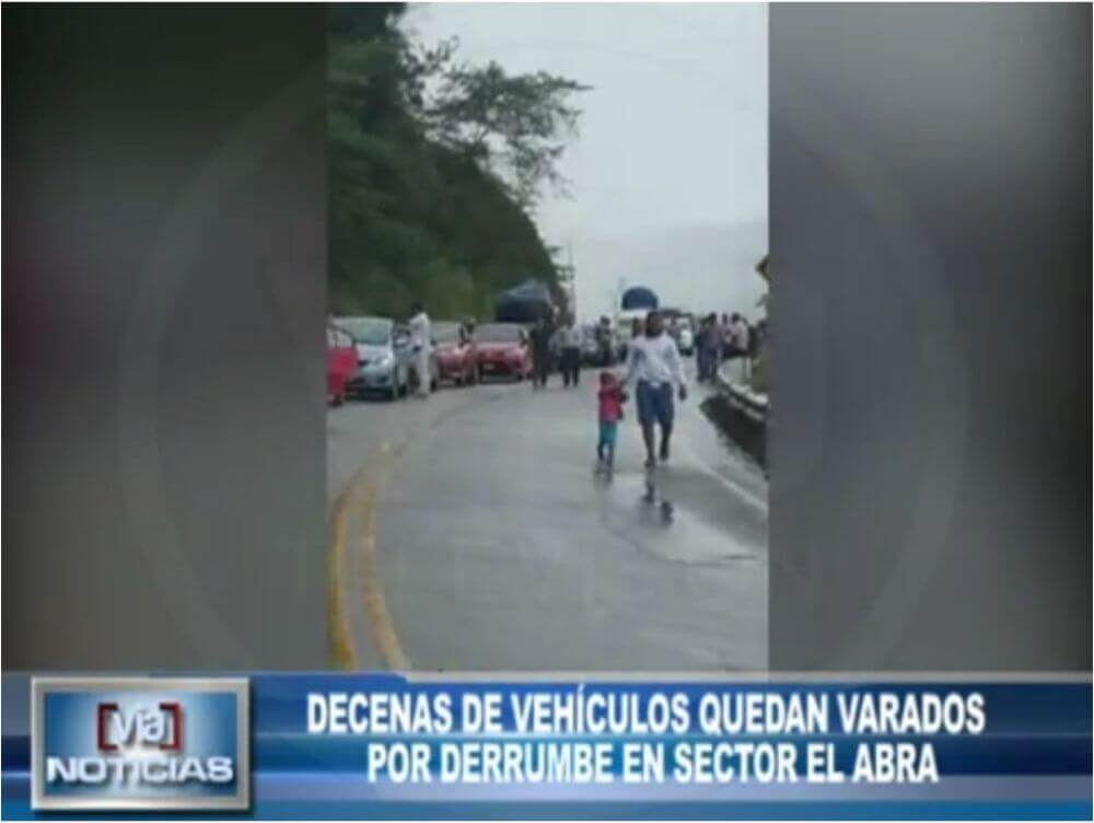 Decenas de vehículos quedan varados por derrumbe en sector el Abra Decenas de vehículos quedan varados por derrumbe en sector el Abra