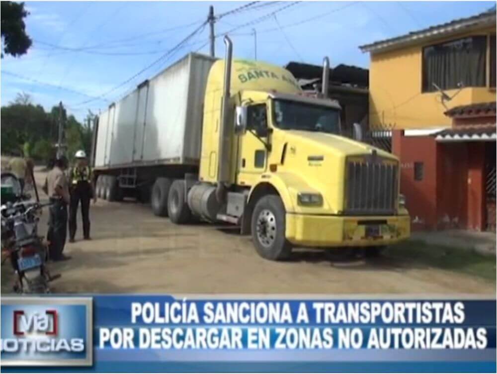 Policía sanciona a transportistas por descargar en zonas no autorizadas Policía sanciona a transportistas por descargar en zonas no autorizadas