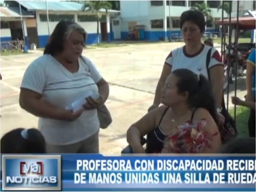 Profesora con discapacidad recibe de Manos Unidas una silla de ruedas Profesora con discapacidad recibe de Manos Unidas una silla de ruedas