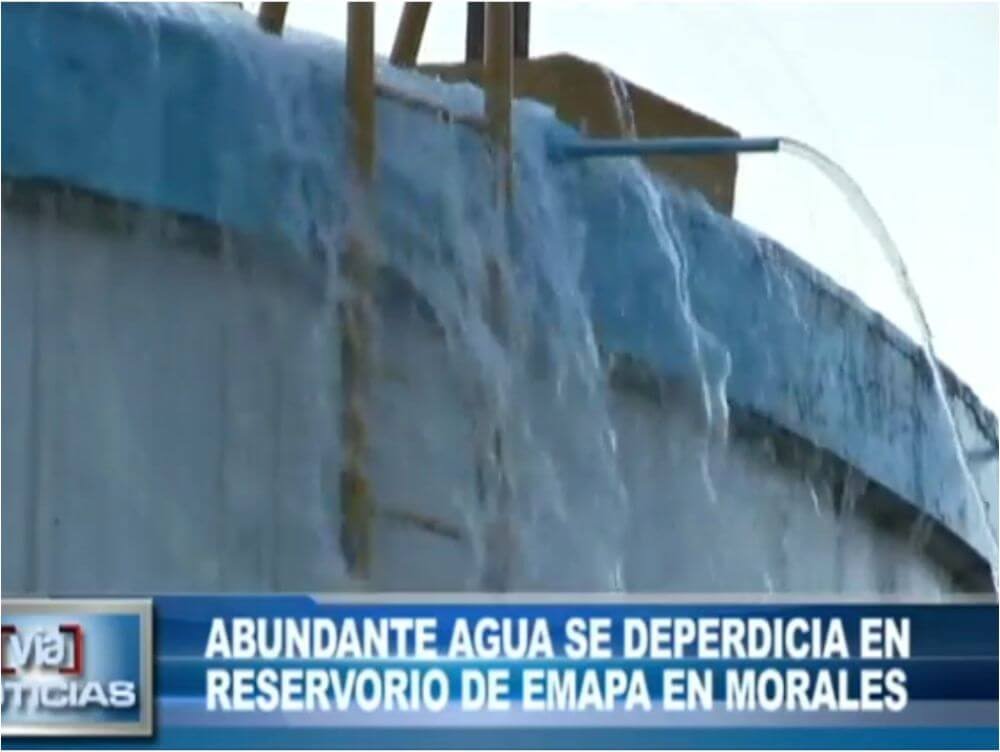 Abundante agua se desperdicia en reservorio de EMAPA en Morales Abundante agua se desperdicia en reservorio de EMAPA en Morales