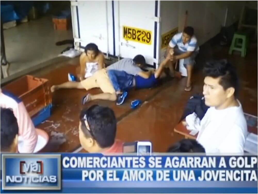 Tarapoto: comerciantes se agarran a golpes por el amor de una jovencita Tarapoto: comerciantes se agarran a golpes por el amor de una jovencita