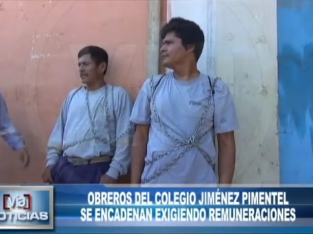 Obreros del colegio Jiménez Pimentel se encadenan exigiendo remuneraciones Obreros del colegio Jiménez Pimentel se encadenan exigiendo remuneraciones