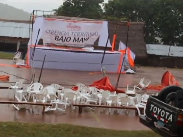 Lamas: torrencial lluvia sorprende a autoridades en inauguración de escuela Lamas: torrencial lluvia sorprende a autoridades en inauguración de escuela