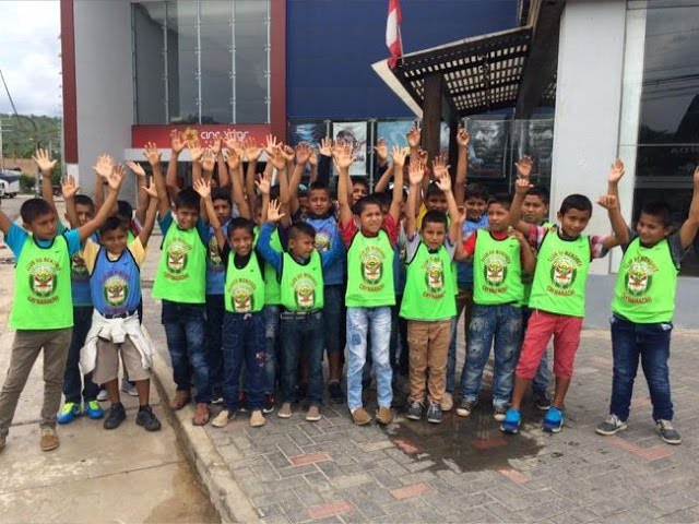 Niños del Pongo de Caynarachi reciben apoyo de la PNP y VIA Televisión Niños del Pongo de Caynarachi reciben apoyo de la PNP y VIA Televisión