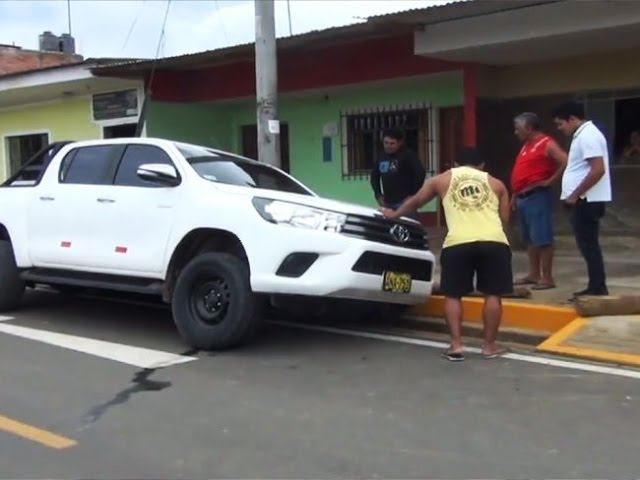Camioneta queda empotrada en cuneta del Jr. Vista Alegre en Partido Alto Camioneta queda empotrada en cuneta del Jr. Vista Alegre en Partido Alto