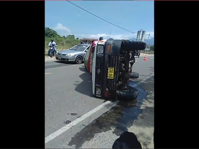 Conductora y pasajero salvan de morir tras volcadura de camioneta Conductora y pasajero salvan de morir tras volcadura de camioneta